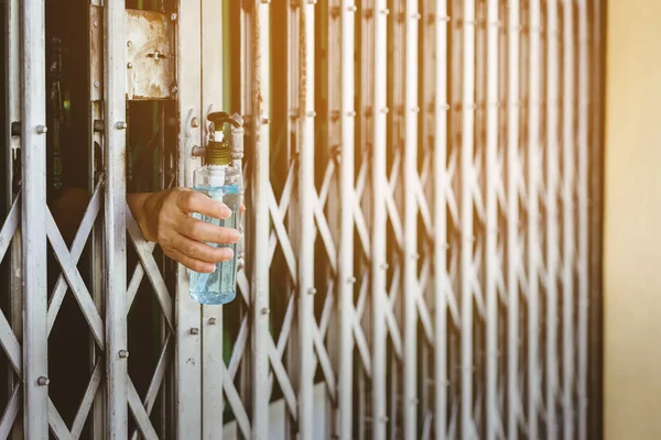 Uma Mulher Usa Máscara Cirúrgica Quarentena Casa Dando Gel Álcool — Fotografia de Stock