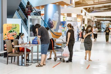 KANCHANABURI / THAILAND-APRIL 28,2020: Corona virüsünün (Covid-19) Robinson Mağazası 'nda yayılması durumunda yiyecek siparişi verme atmosferi.
