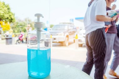 Antiseptik el jeli veya alkol jeli mikrop ve bakterilerin yayılmasını önler ve enfeksiyonları önler Corona virüsü, benzin istasyonunda müşterilere hizmet veren Cvid-19 önleme.