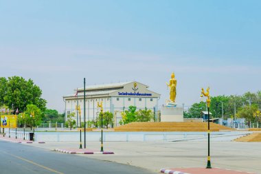 Kanchanaburi Tayland-5 Nisan: 5 Nisan 2019 tarihinde Mae Klong Barajı üzerinde bulunan bir Altın Buda heykelleri, Kanchanaburi, Tayland