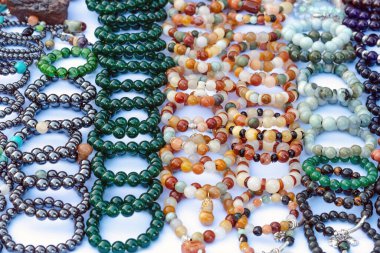 Renkli taş güzel bilezikler yapmak için kullanılır. Tayland halkının, Kanchanaburi, Tayland 'daki yerel pazarda satışta şansı olacağına dair dini bir inanıştır. Seçici odak.