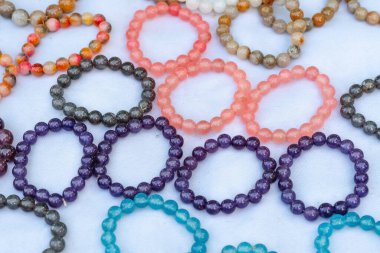 Renkli taş güzel bilezikler yapmak için kullanılır. Tayland halkının, Kanchanaburi, Tayland 'daki yerel pazarda satışta şansı olacağına dair dini bir inanıştır. Seçici odak.