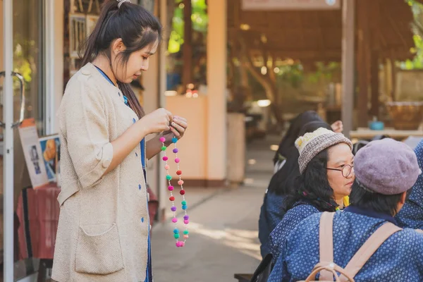 Tailandia Lámfono Diciembre Turistas Tailandesas Identificadas Aprenden Hacer Collar Una — Foto de Stock