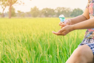 Coronavirus salgını sırasında ellerine antiseptik sprey sıkan kadın. El dezenfektan spreyi kullanıyor. Modern sağlık teknolojisi kavramı. Yeni normal yaşam tarzı..