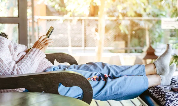 Mulher Relaxar Usar Telefones Celulares Para Fazer Compras Line Enquanto — Fotografia de Stock