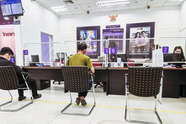 KANCHANABURI THAILAND-MAY 2,2020: Corona virüsünün (Covid-19) 2 Mayıs 2020 tarihinde Kanchanaburi, Tayland 'da Siam Ticaret Bankası' nda yayılması sırasında bankayla yapılan işlemler atmosferi.