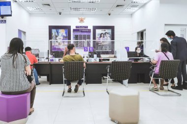 KANCHANABURI THAILAND-MAY 2,2020: Corona virüsünün (Covid-19) 2 Mayıs 2020 tarihinde Kanchanaburi, Tayland 'da Siam Ticaret Bankası' nda yayılması sırasında bankayla yapılan işlemler atmosferi.
