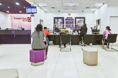 KANCHANABURI THAILAND-MAY 2,2020: Corona virüsünün (Covid-19) 2 Mayıs 2020 tarihinde Kanchanaburi, Tayland 'da Siam Ticaret Bankası' nda yayılması sırasında bankayla yapılan işlemler atmosferi.