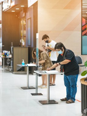 KANCHANABURI, THAILAND-MAYIS 19,2020: Tüm insanlar, Corona virüsünün (Covid-19) Robinson 'da yayılmasını önlemek için alışveriş yapmadan önce bir QR kodu veya kayıt defteri kullanarak kimliklerini kaydetmek zorundalar