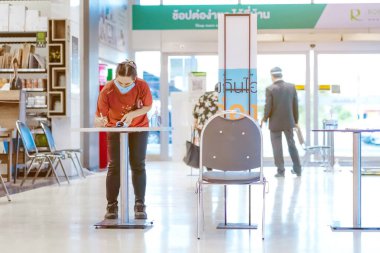 KANCHANABURI, THAILAND-MAYIS 19,2020: Tüm insanlar, Corona virüsünün (Covid-19) Robinson 'da yayılmasını önlemek için alışveriş yapmadan önce bir QR kodu veya kayıt defteri kullanarak kimliklerini kaydetmek zorundalar