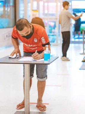 KANCHANABURI, THAILAND-MAYIS 19,2020: Tüm insanlar, Corona virüsünün (Covid-19) Robinson 'da yayılmasını önlemek için alışveriş yapmadan önce bir QR kodu veya kayıt defteri kullanarak kimliklerini kaydetmek zorundalar