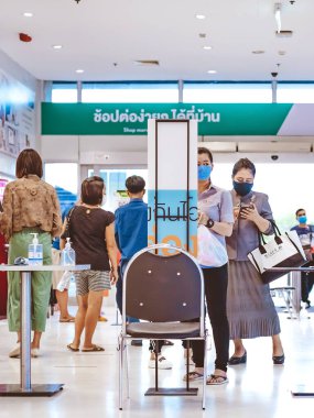 KANCHANABURI, THAILAND-MAYIS 19,2020: Tüm insanlar, Corona virüsünün (Covid-19) Robinson 'da yayılmasını önlemek için alışveriş yapmadan önce bir QR kodu veya kayıt defteri kullanarak kimliklerini kaydetmek zorundalar