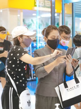 KANCHANABURI, THAILAND-MAYIS 19,2020: Tüm insanlar, Corona virüsünün (Covid-19) Robinson 'da yayılmasını önlemek için alışveriş yapmadan önce bir QR kodu veya kayıt defteri kullanarak kimliklerini kaydetmek zorundalar