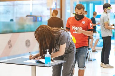 KANCHANABURI, THAILAND-MAYIS 19,2020: Tüm insanlar, Corona virüsünün (Covid-19) Robinson 'da yayılmasını önlemek için alışveriş yapmadan önce bir QR kodu veya kayıt defteri kullanarak kimliklerini kaydetmek zorundalar
