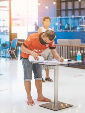 KANCHANABURI, THAILAND-MAYIS 19,2020: Tüm insanlar, Corona virüsünün (Covid-19) Robinson 'da yayılmasını önlemek için alışveriş yapmadan önce bir QR kodu veya kayıt defteri kullanarak kimliklerini kaydetmek zorundalar