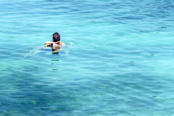 Aşık Genç Güçlü Bir Adam Denizde Bikinili Kız Arkadaşına Sarılıyor — Stok fotoğraf