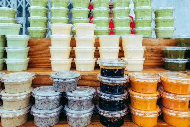 Tayland 'daki yerel pazarda satılık plastik bardaklarda farklı salata sosları..