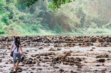 RATCHABURI THAILAND-JANUARY 19. 2020: Ratchaburi Tayland 'da 19 Ocak 2020' de Ohpoi Market 'te kimliği belirsiz insanlar ziyarete, dinlenmeye ve yüzmeye geliyor.