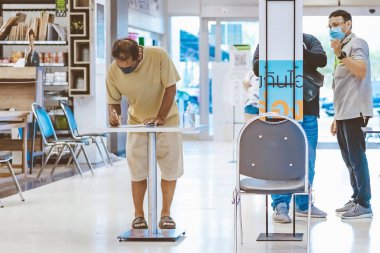 KANCHANABURI, THAILAND-MAYIS 19,2020: Tüm insanlar, Corona virüsünün (Covid-19) Robinson 'da yayılmasını önlemek için alışveriş yapmadan önce bir QR kodu veya kayıt defteri kullanarak kimliklerini kaydetmek zorundalar