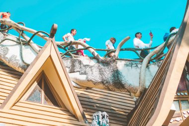 DALAT, VIETNAM. 26 Nisan 2019. Tanımlanamayan turistler 26 Nisan 2019 'da Dalat, Vietnam' daki Hang Nga Konuk Evi 'ne ziyarete geliyor. Vietnamlı kadın mimar Dang Viet Nga tarafından tasarlandı ve inşa edildi.