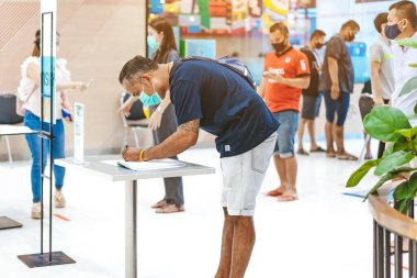 KANCHANABURI, THAILAND-MAYIS 19,2020: Tüm insanlar, Corona virüsünün (Covid-19) Robinson 'da yayılmasını önlemek için alışveriş yapmadan önce bir QR kodu veya kayıt defteri kullanarak kimliklerini kaydetmek zorundalar