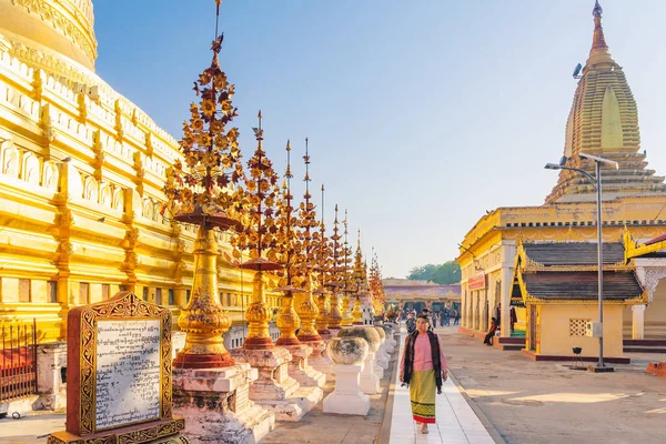 Bagan Myanmar Ledna 2019 Neidentifikovaní Turisté Dělají Zásluhy Fotografují Shwezigon — Stock fotografie