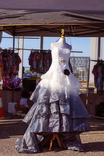 Vestido formal à venda em uma barraca de mercado — Fotografia de Stock