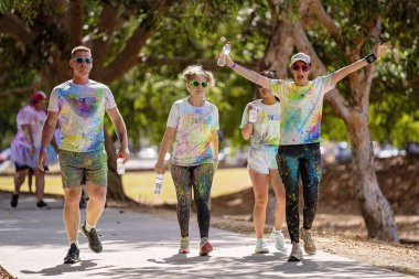 Açık Hava Yardım Rengi Koşuya Katılımcılar