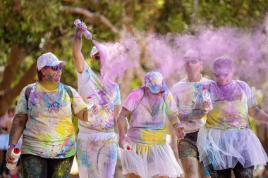 Açık Hava Yardım Rengi Koşuya Katılımcılar