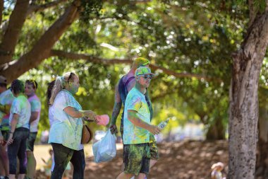 Açık Hava Yardım Rengi Koşuya Katılımcı