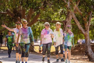 Açık Hava Yardım Rengi Koşuya Katılımcı