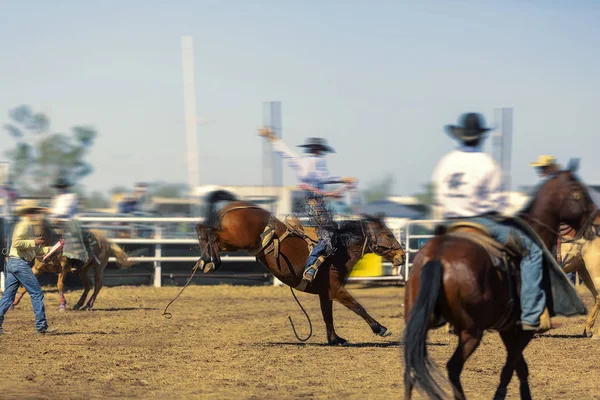 Cowboy paardrijden een Bucking Bronc Horse — Stockfoto