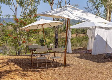 Açık Masa ve Sandalyeler Şemsiye Altında