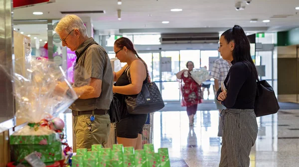 Clientes em um centro comercial Padaria — Fotografia de Stock