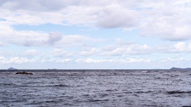 Sıkıcı bir günde okyanusun üzerinde toplanan yağmur bulutları