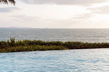 Okyanusun Yanındaki Sonsuz Sınır Havuzu