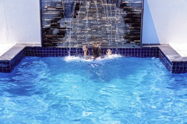 Havuz Pınarından Su Spreyi İçen Genç Kız