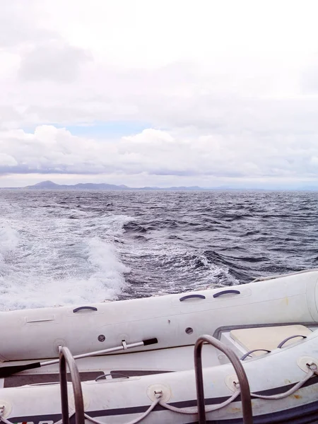 The Wake Of A Pleasure Craft As Seen Over The Top Of A Life Boat — Stock Photo, Image