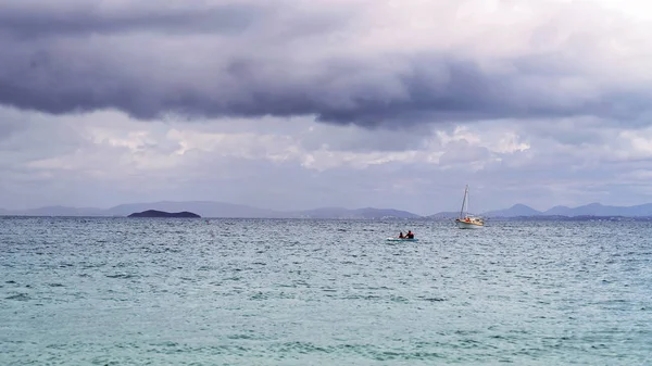 Неопознанная пара плавает на байдарках по океану с австралийского острова — стоковое фото