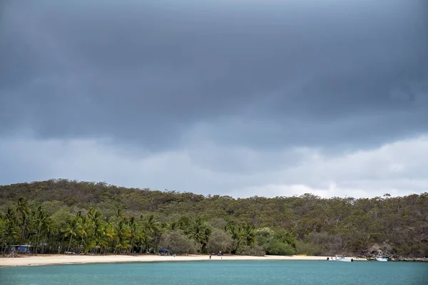 Nuvole di tempesta costruire sopra l'isola australiana come vacanzieri godere della spiaggia — Foto Stock