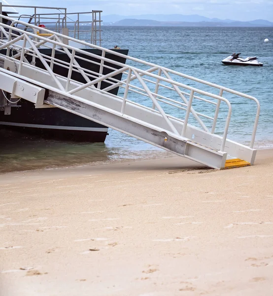 Rampa de barco en una playa de arena para permitir a los pasajeros a la luz —  Fotos de Stock