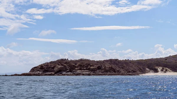 Stark en dun gekruide kustlijn van vulkanische schalie — Stockfoto