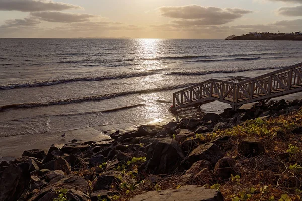Východ slunce Pohled na dřevěné schody na pláž — Stock fotografie