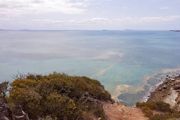 Uitzicht op zee vanuit de toeristische uitkijkpost — Stockfoto