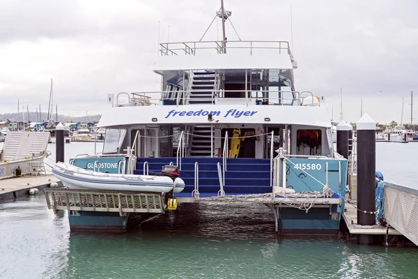 Barco turístico atracado em um passageiro de bordo pronto mariano — Fotografia de Stock