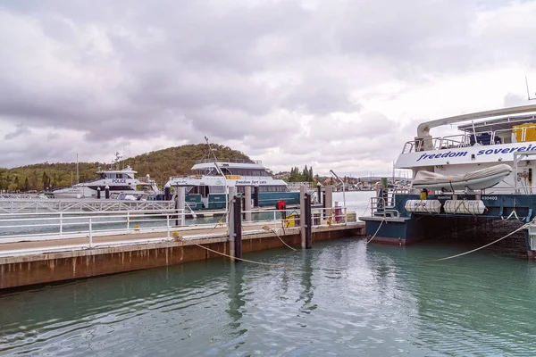 Barcos turísticos amarrados en un puerto deportivo —  Fotos de Stock
