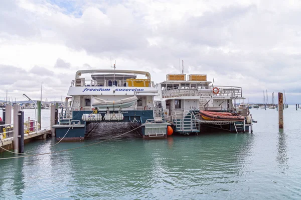 Barcos turísticos atracados em uma marina — Fotografia de Stock
