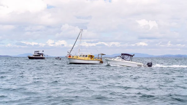 Speed Boat passy zakotwiczone łodzie na morzu — Zdjęcie stockowe