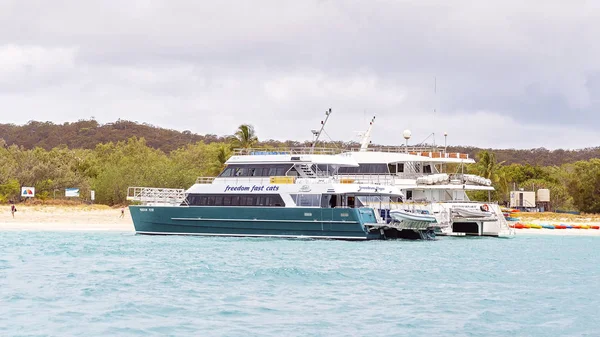 Barcos turísticos ancorados na Grande Ilha Keppel — Fotografia de Stock