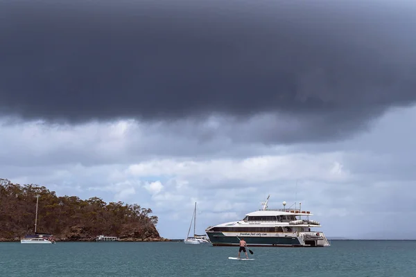 Грозовые облака собираются над пришвартованными лодками недалеко от острова Кеппель — стоковое фото